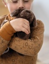 Hund mit Tasche und Pflege-Set